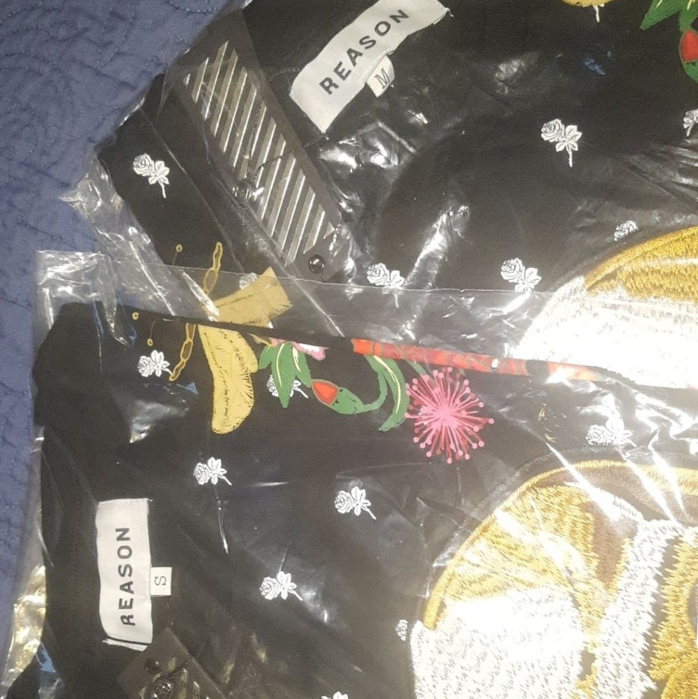 🆕️FIRE SKULL & ROSES TEE S,M - Picture 8 of 8